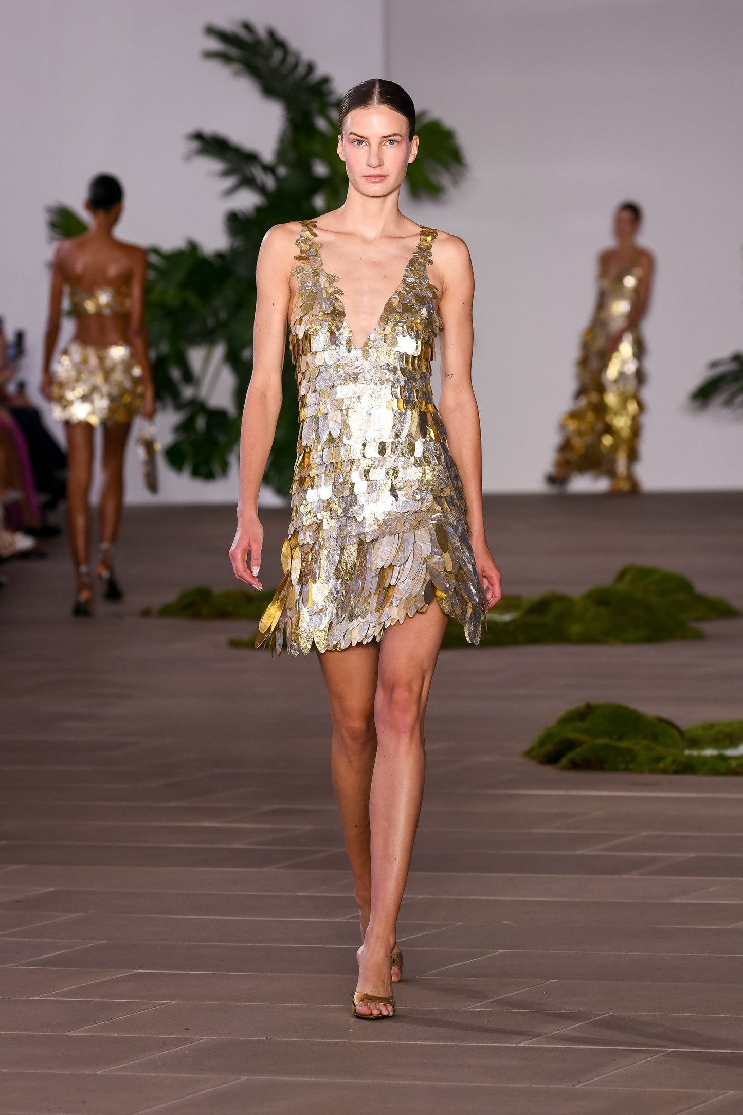 VESTIDO CURTO PAETÊ PRATA E DOURADO