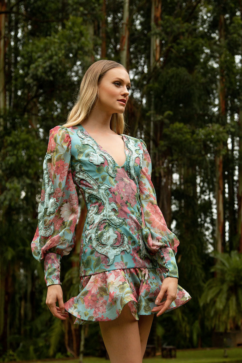 VESTIDO CURTO BORDADO FLORAL DAYSE AZUL