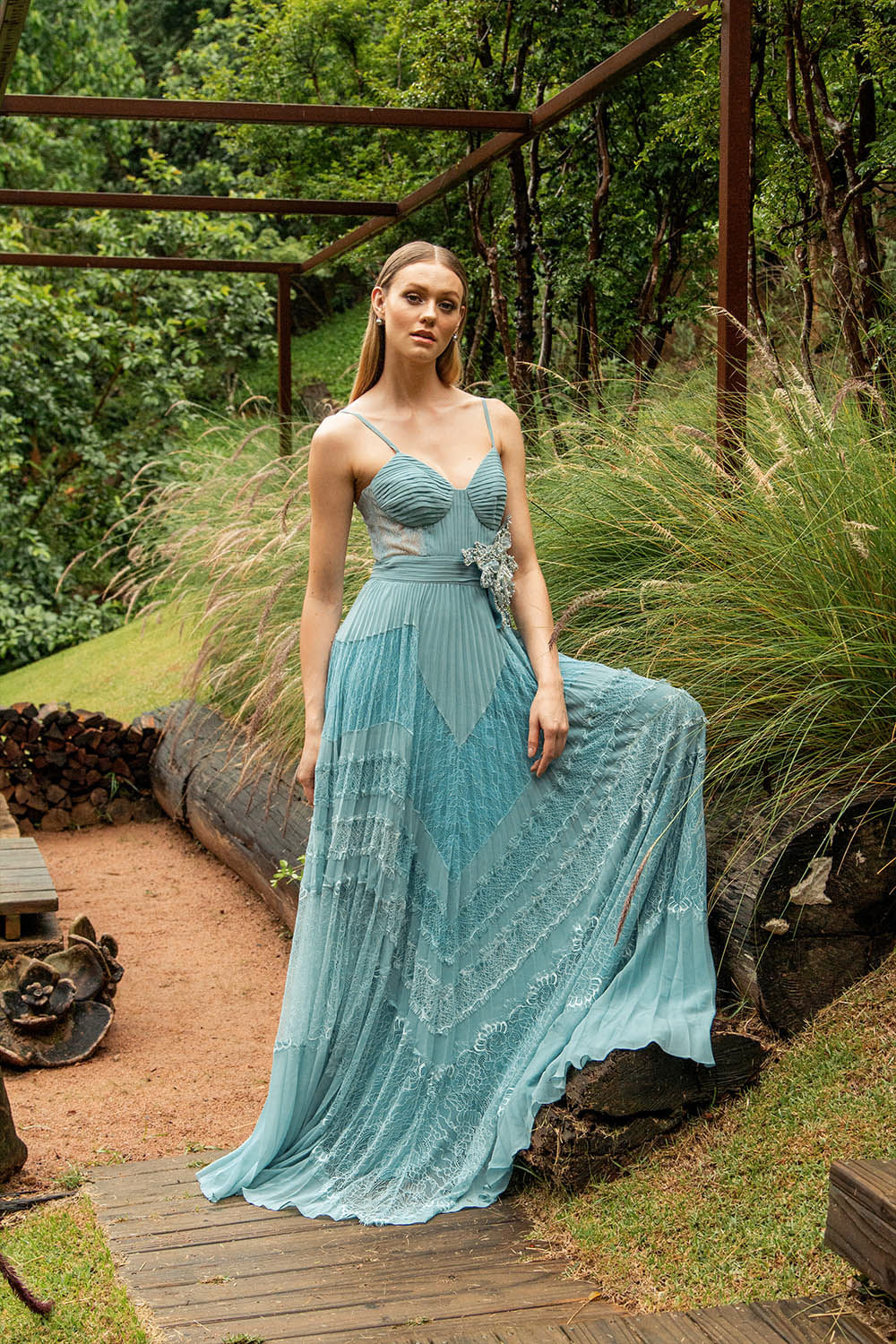 VESTIDO LONGO DRAPEADO BROCHE BORDADO AZUL