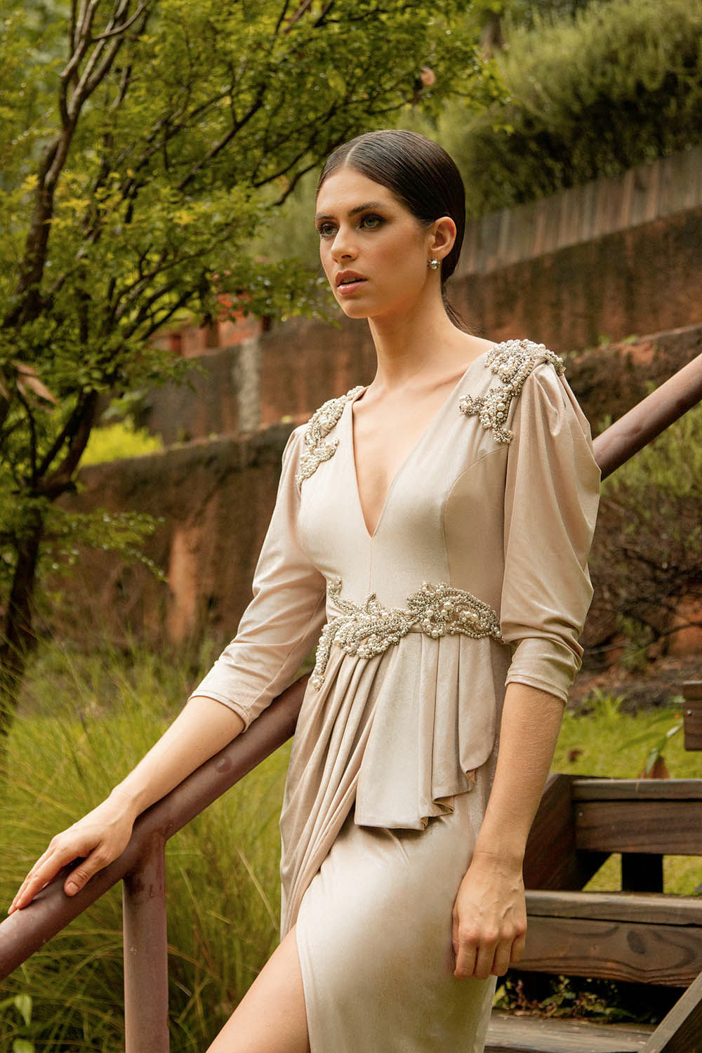 VESTIDO PEROLADO RENDA BORDADA BEGE