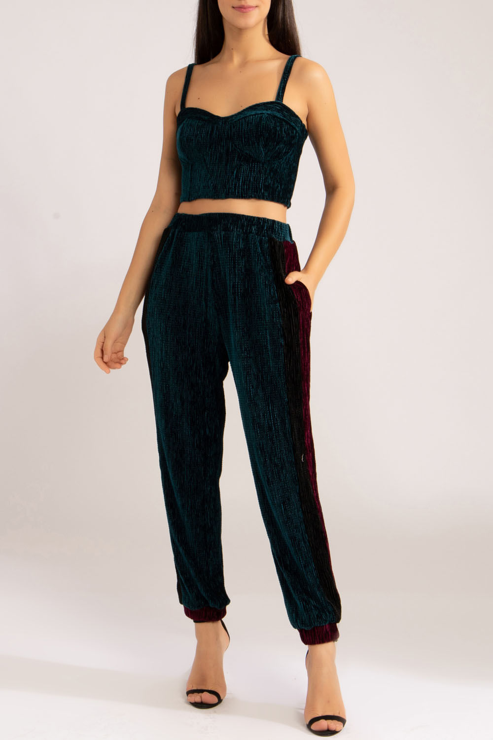 Calça jogger veludo plissado
verde