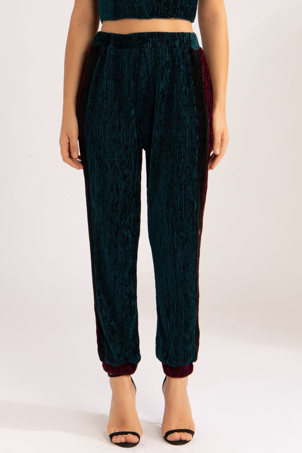 Calça jogger veludo plissado
verde