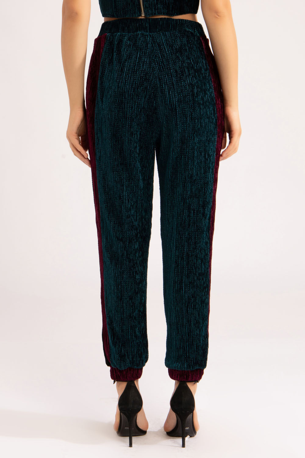 Calça jogger veludo plissado
verde
