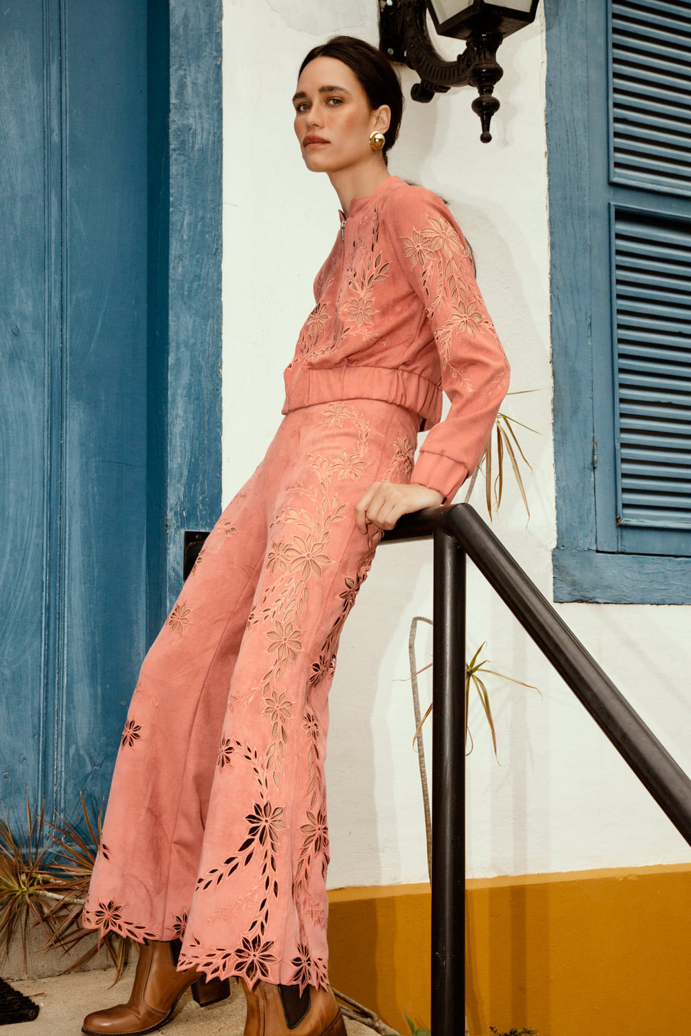 Calça flare bordada nobu
rosa