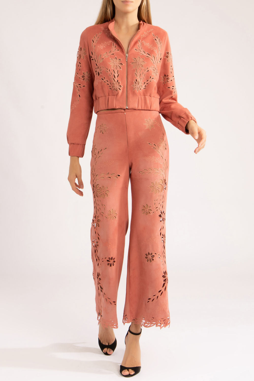 Calça flare bordada nobu
rosa