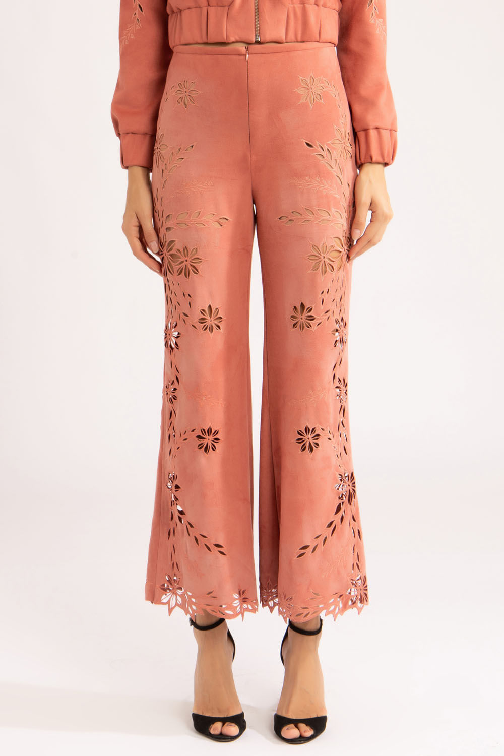 Calça flare bordada nobu
rosa