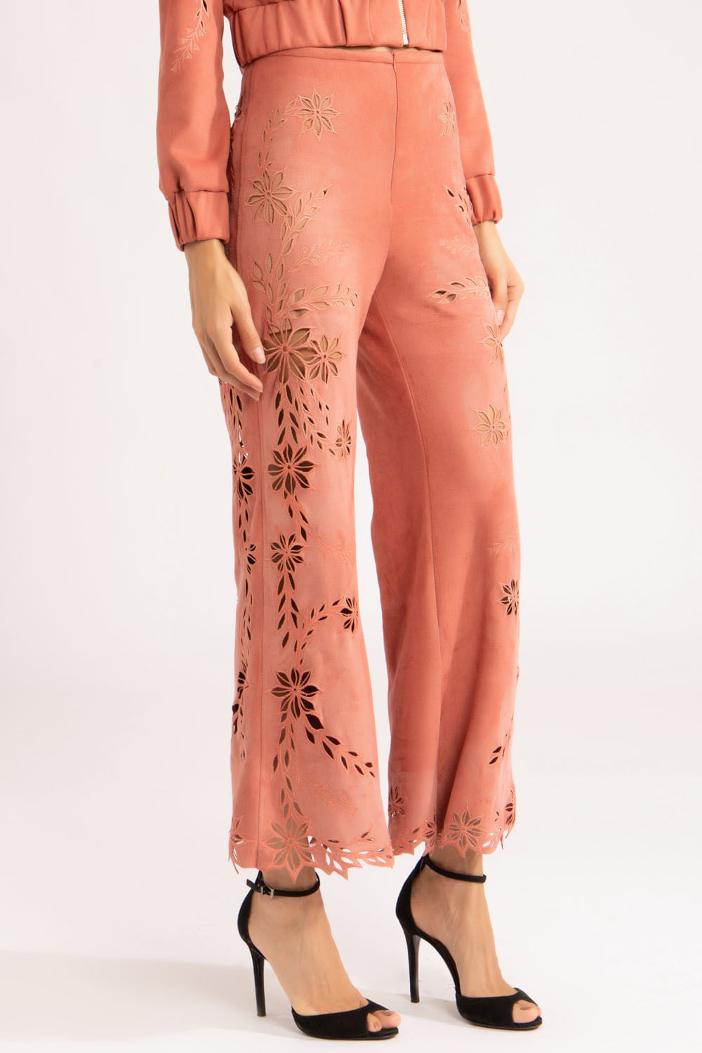 Calça flare bordada nobu
rosa