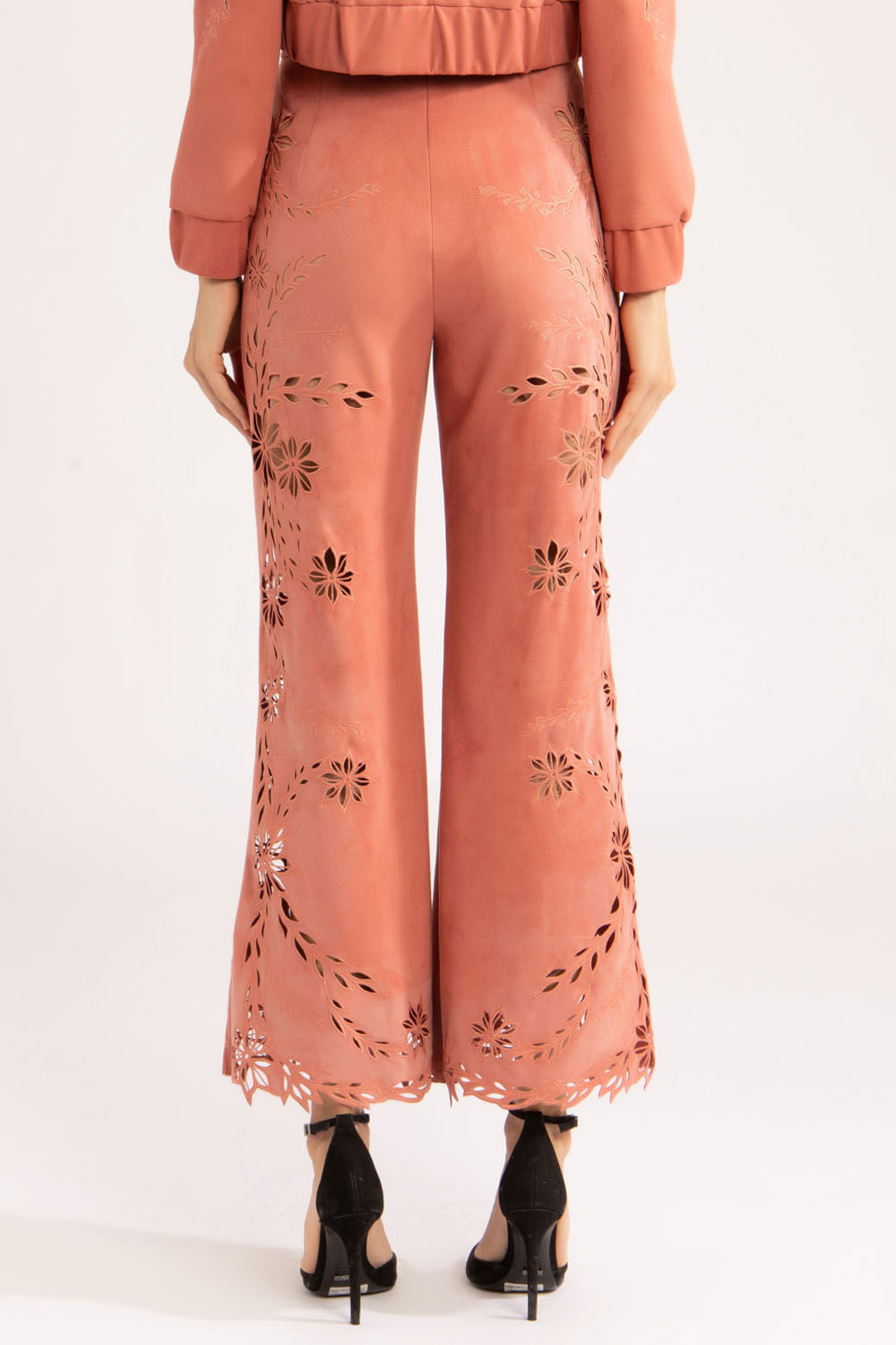 Calça flare bordada nobu
rosa