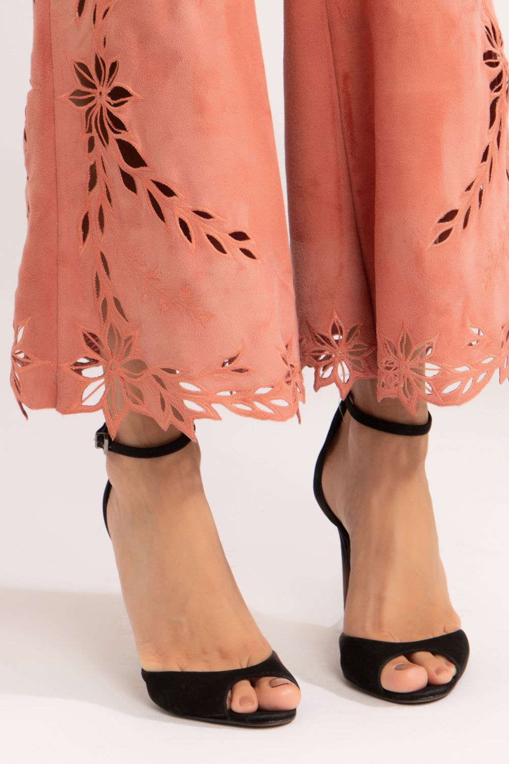 Calça flare bordada nobu
rosa