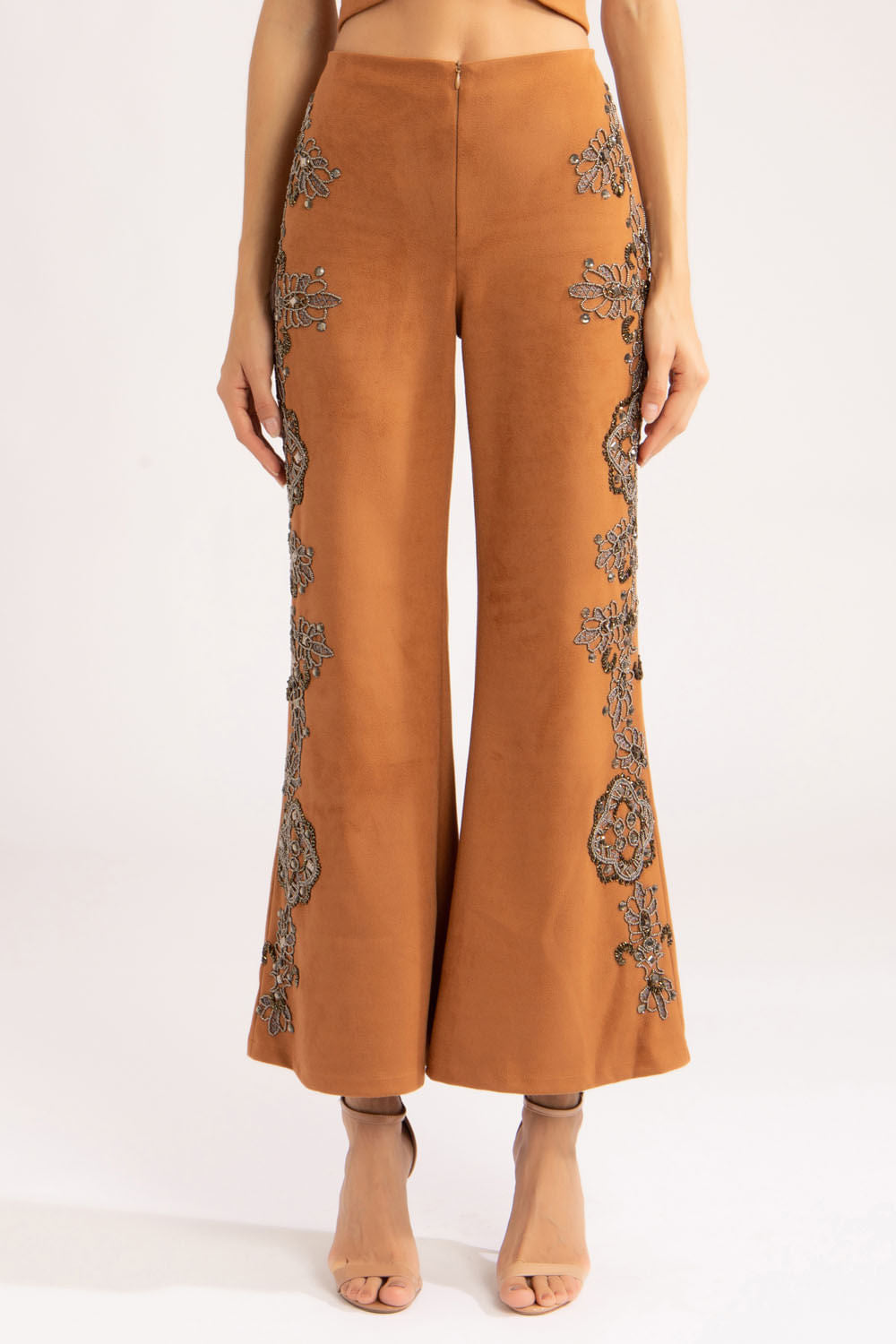 Calça bordada nobu
marrom
