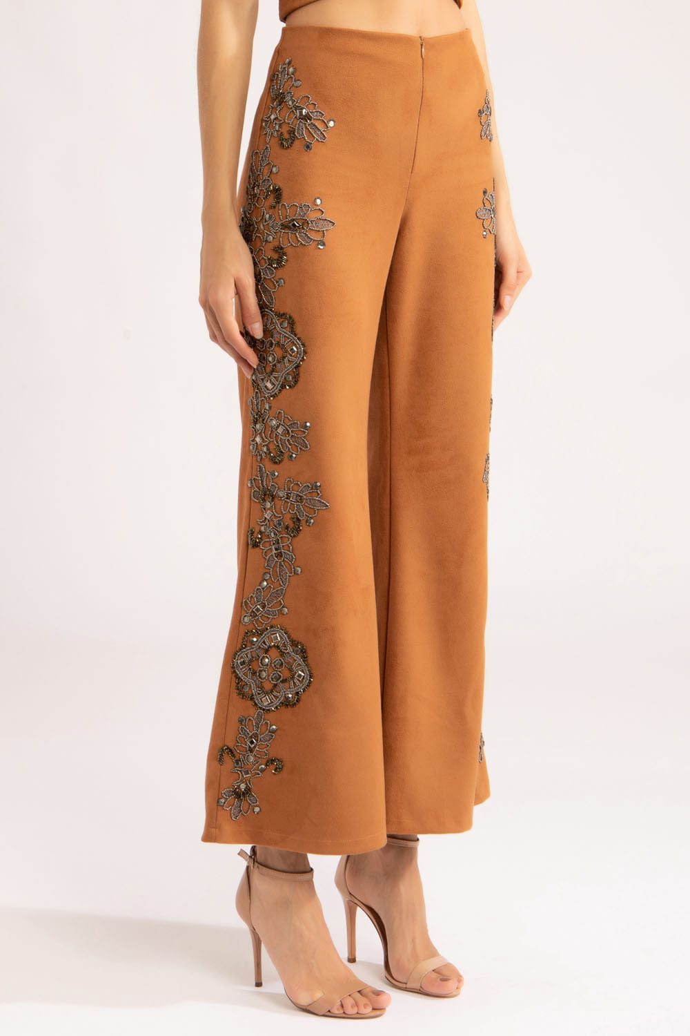 Calça bordada nobu
marrom