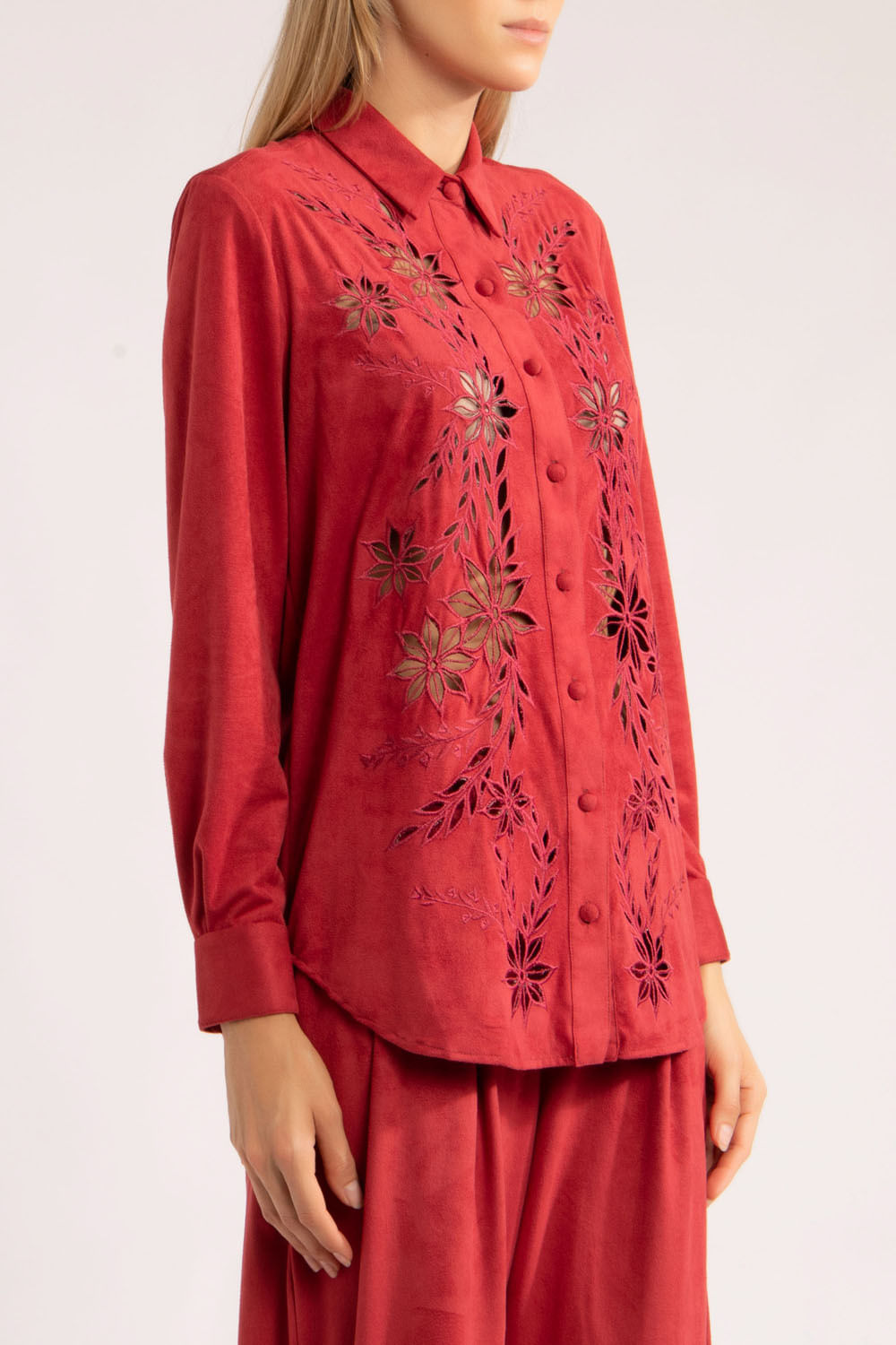 Camisa bordado vazado suede
vermelho