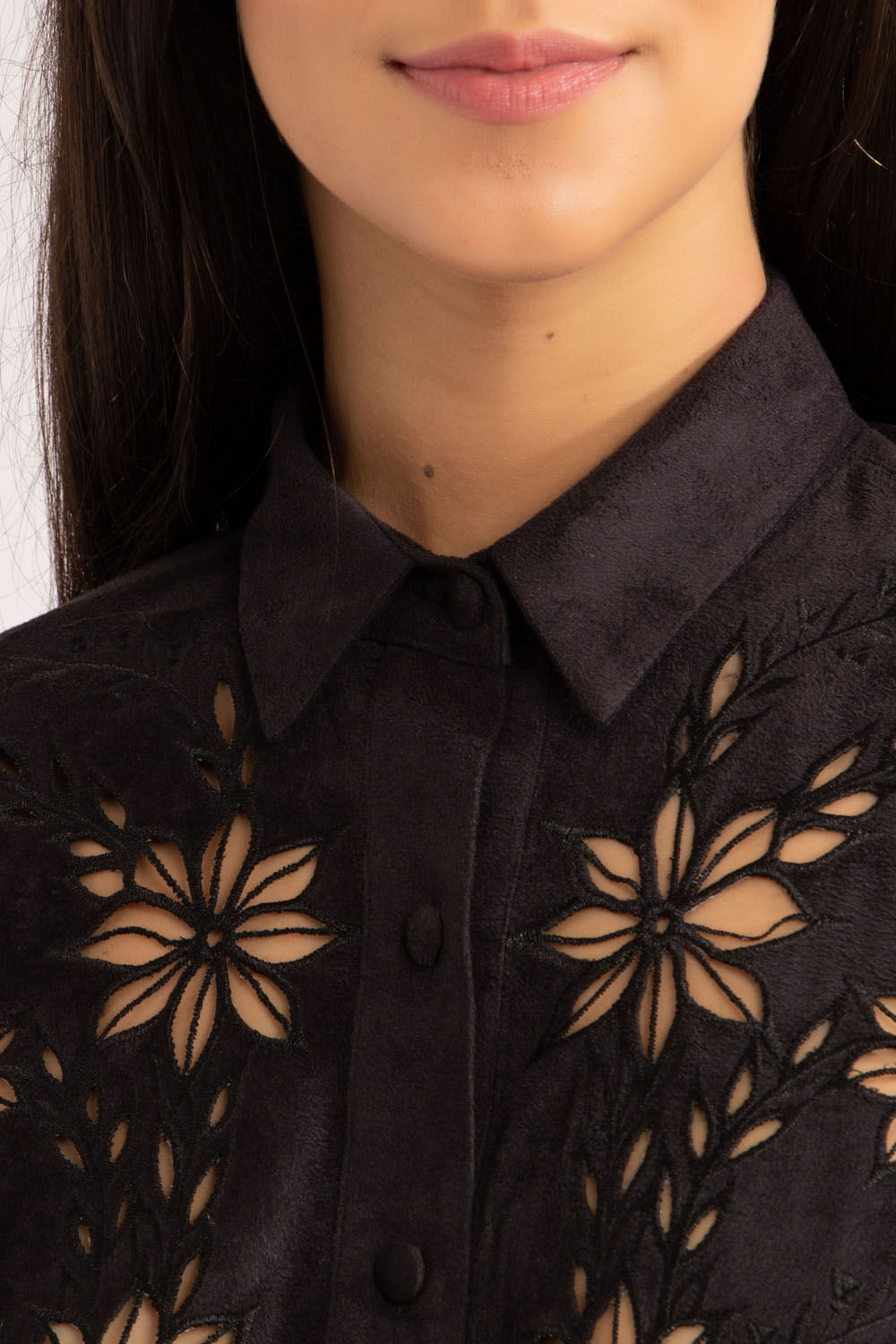 Camisa bordado vazado suede
preto