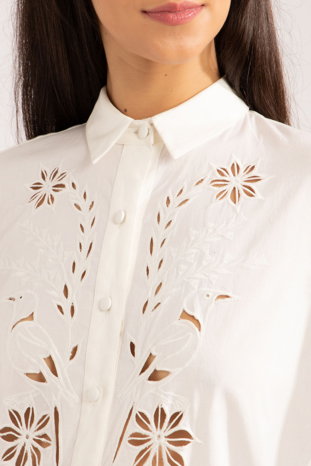 Camisa bordado vazado flores tricoline span
off white