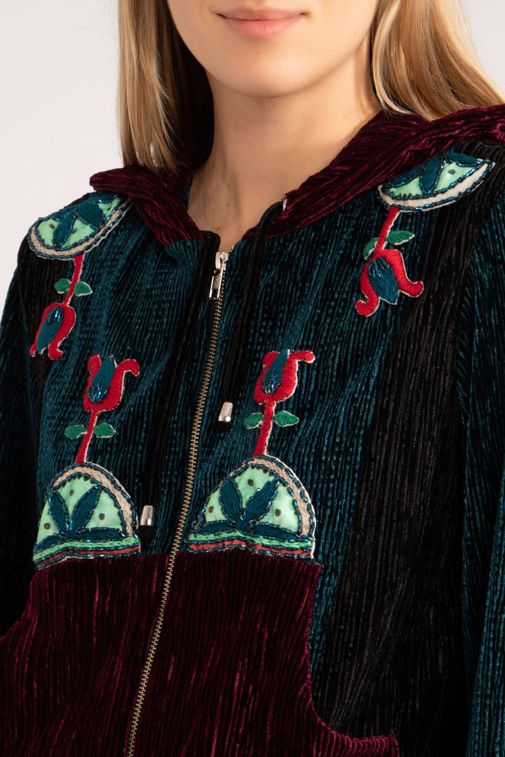 JAQUETA BORDADA VELUDO PLISSADO
VERDE