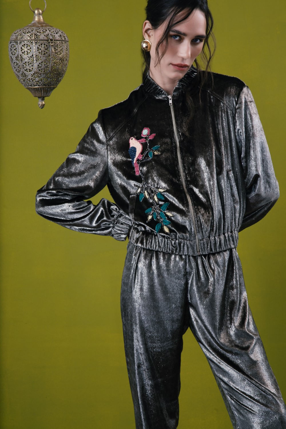 JAQUETA BORDADA VELUDO LÍQUIDO
VERDE MUSGO