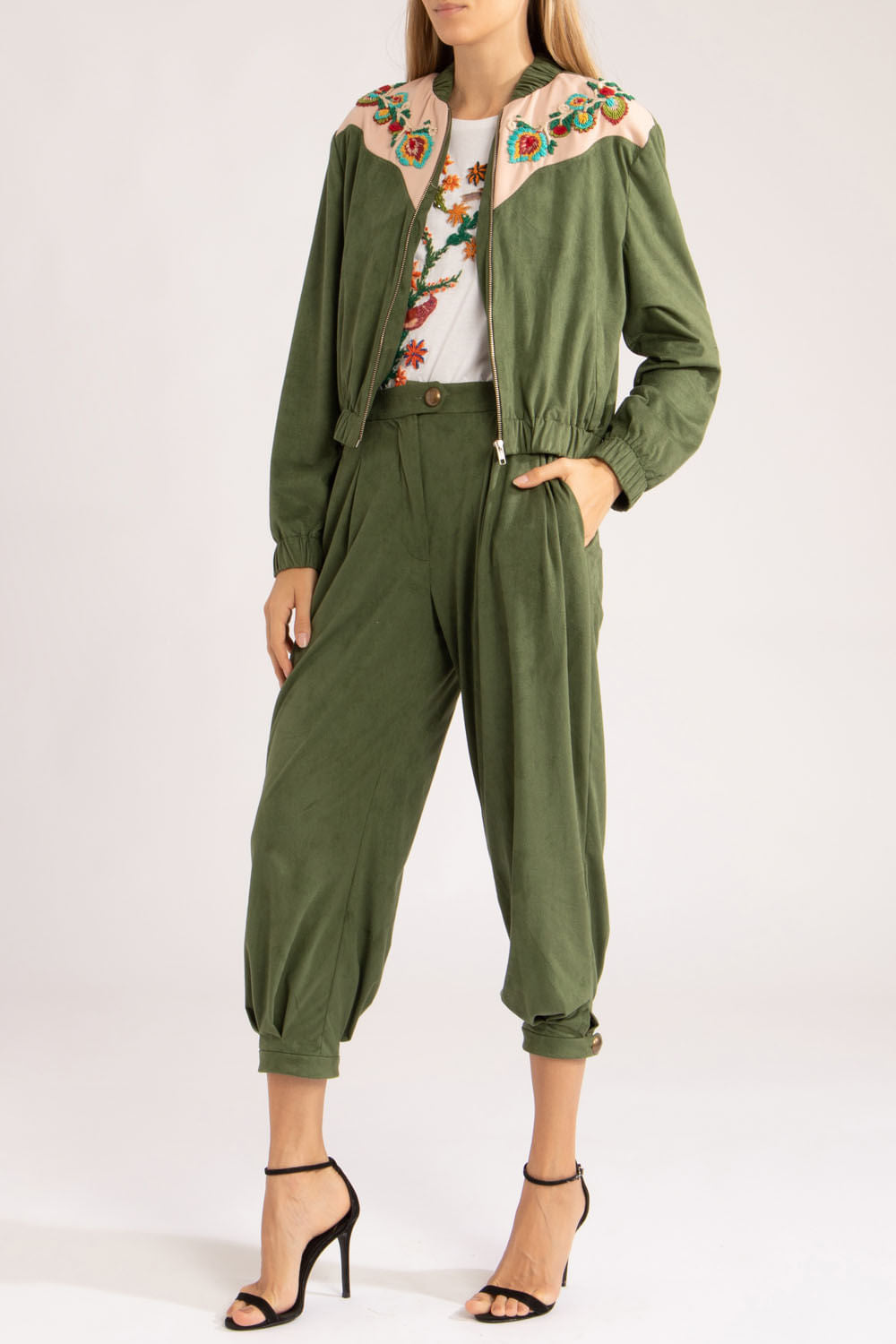 Jaqueta pala bordada suede
verde