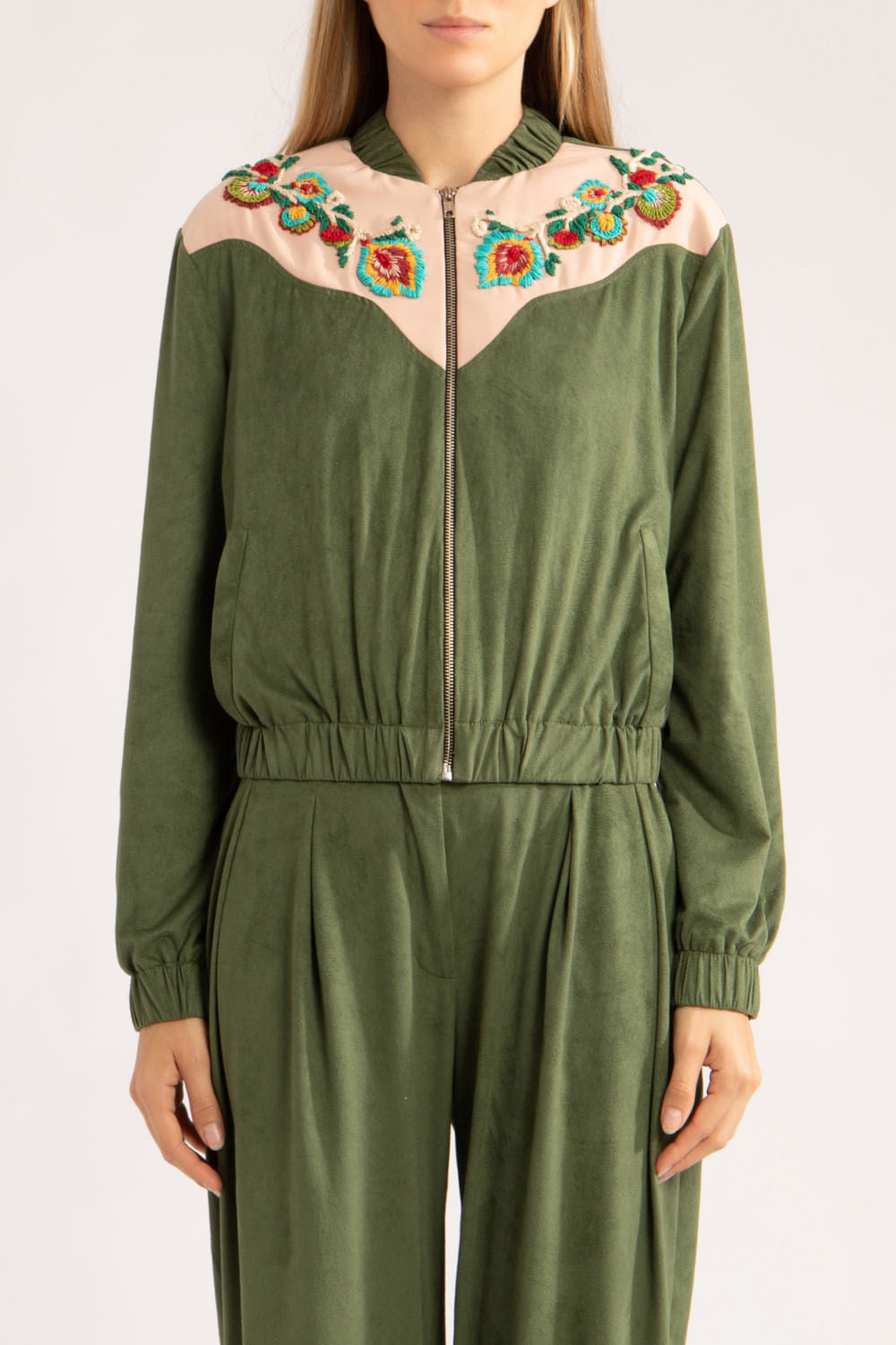 Jaqueta pala bordada suede
verde