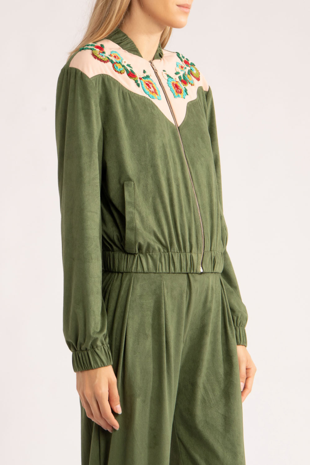 Jaqueta pala bordada suede
verde