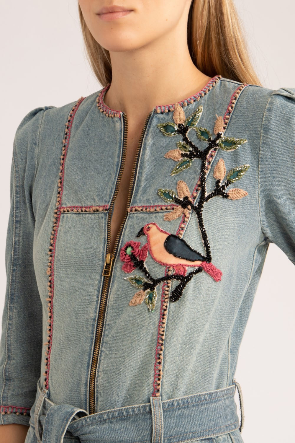 MACACÃO DENIM BORDADO
AZUL