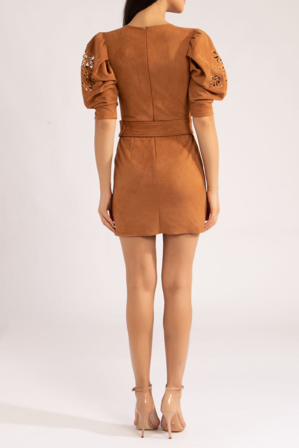 Vestido curto bordado cinto nobu
marrom