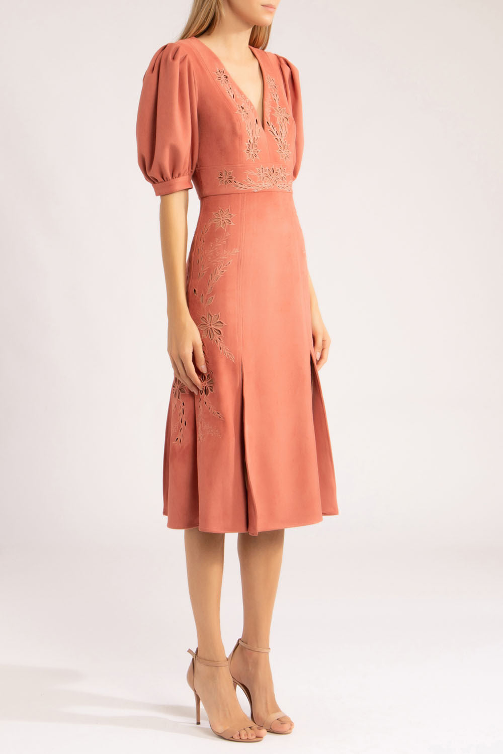 Vestido midi bordado vazado nobu
rosa