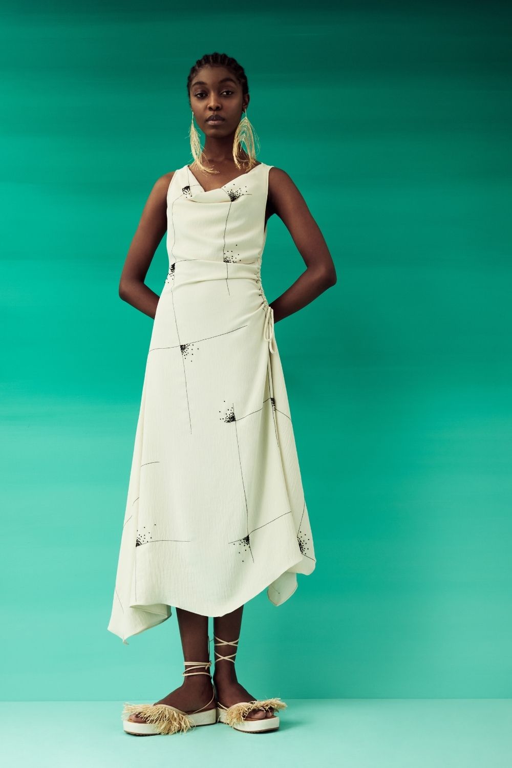 VESTIDO MÍDI ASSIMÉTRICO DECOTE DEGAGÊ - AP03 AVEIA
