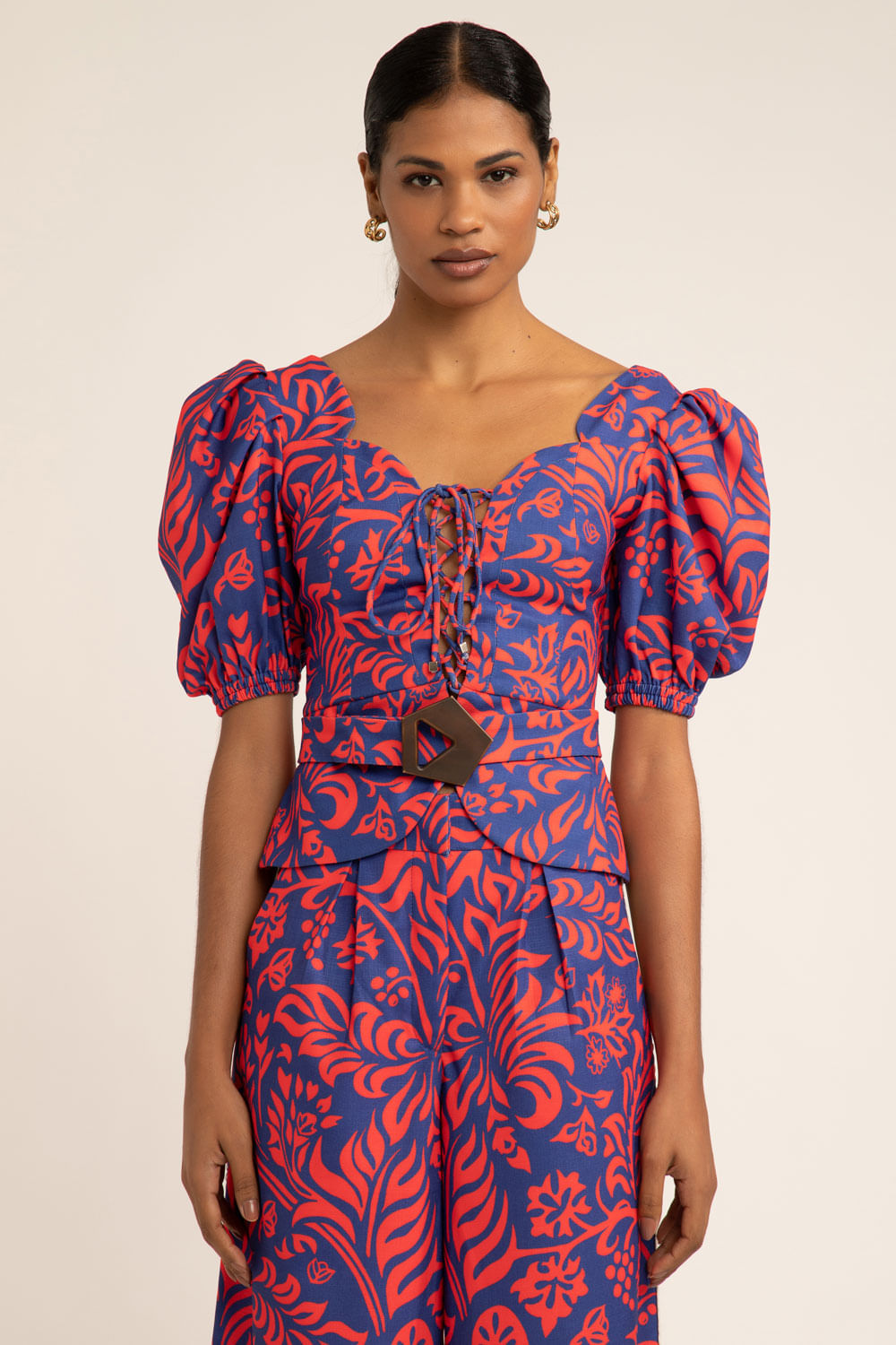 Top cropped fivela tropical gráfico azul
