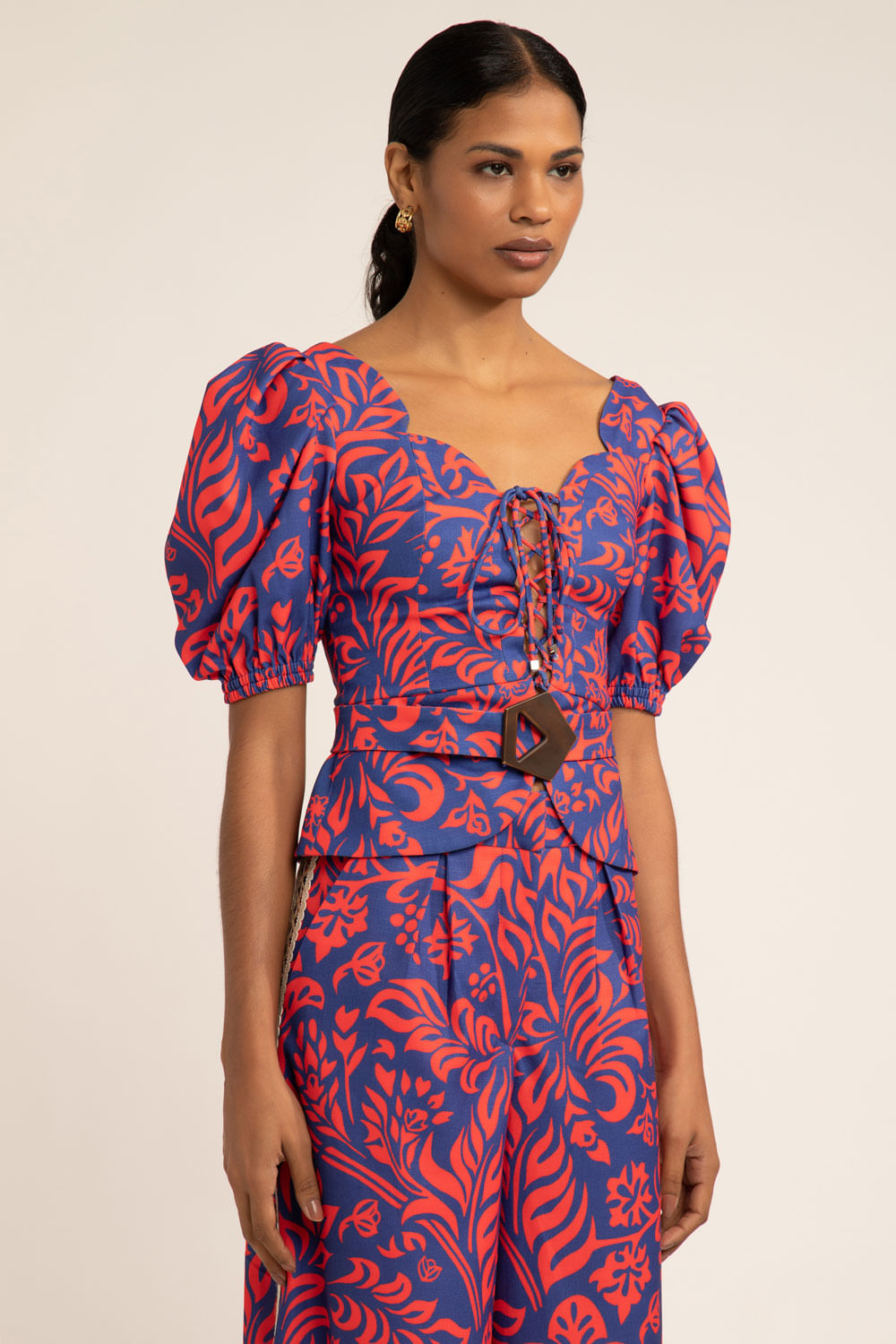 Top cropped fivela tropical gráfico azul