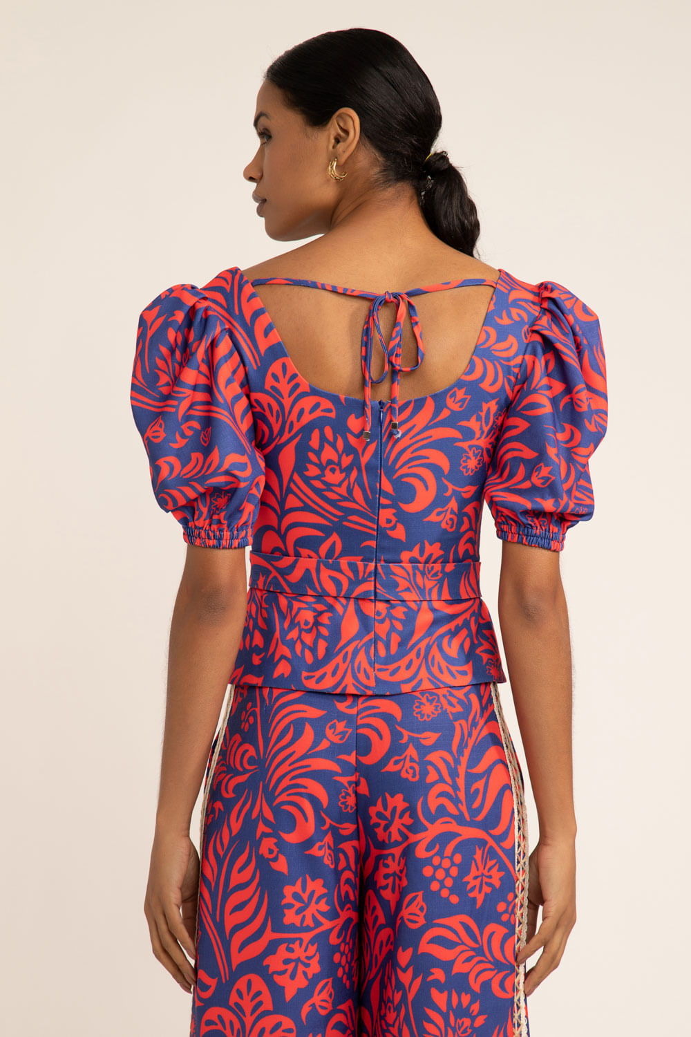 Top cropped fivela tropical gráfico azul