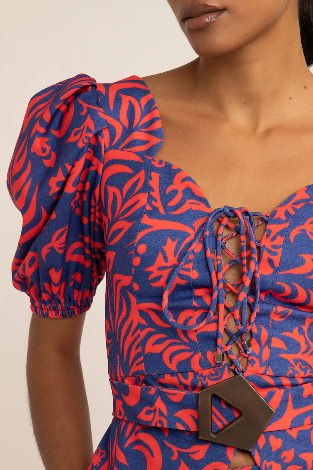 Top cropped fivela tropical gráfico azul