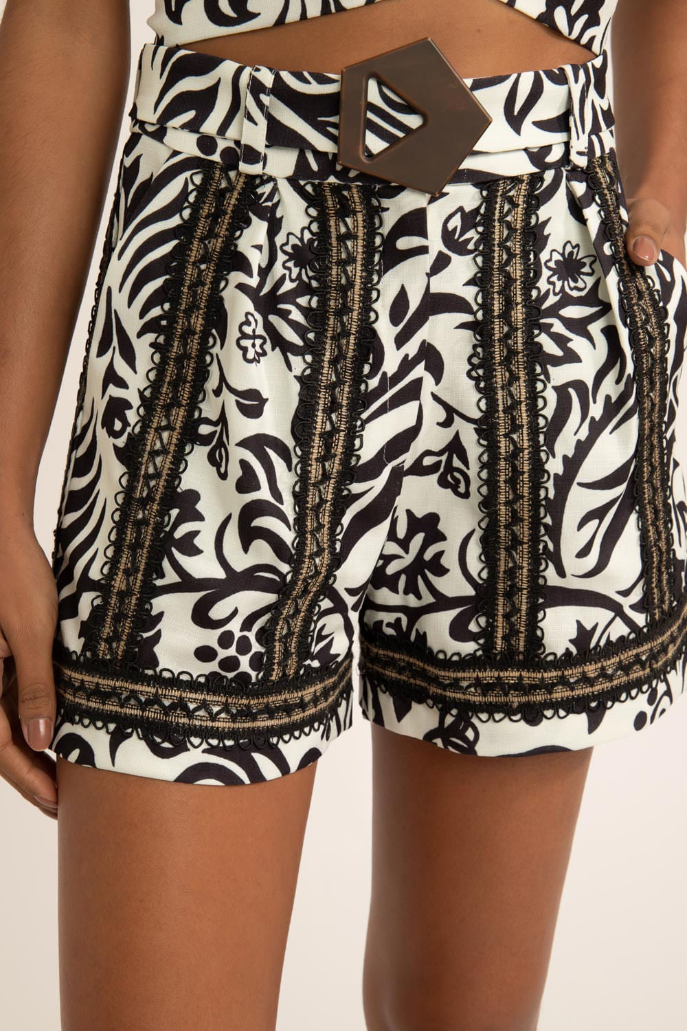 Short tropical gráfico off white