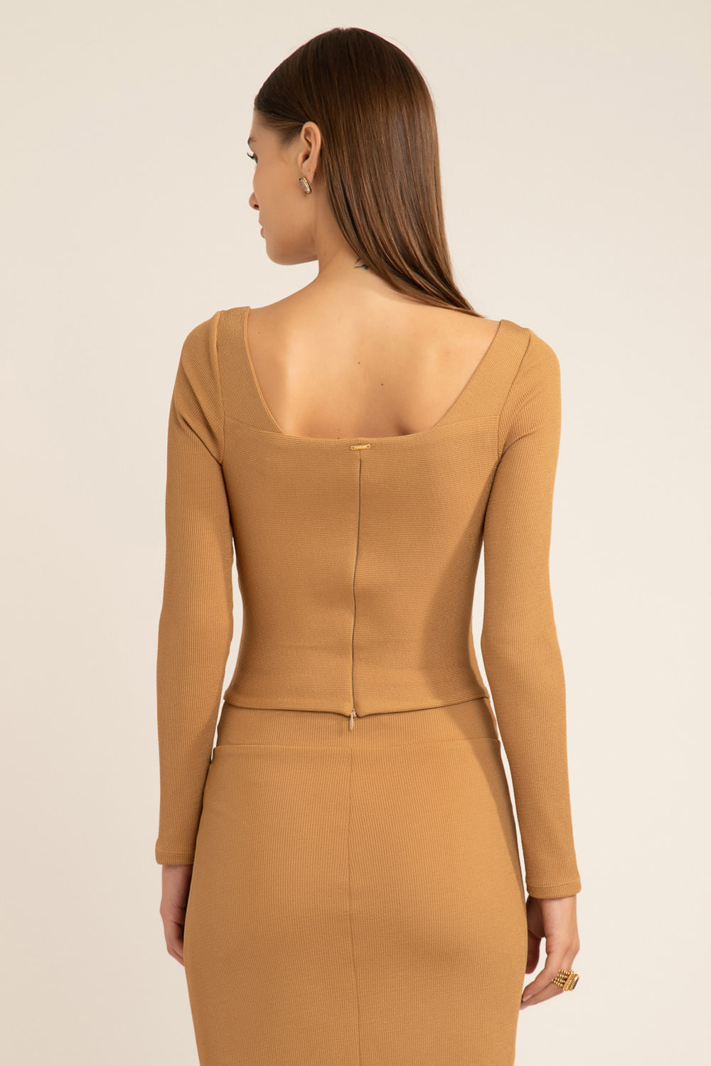 Top cropped franjas gemini bege