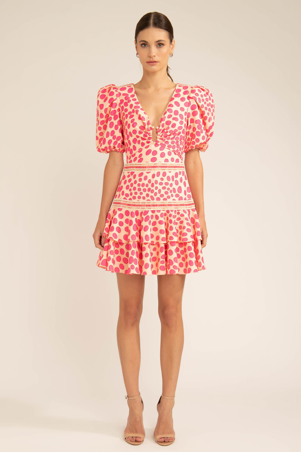 Vestido curto ferragem poá bossa rosa