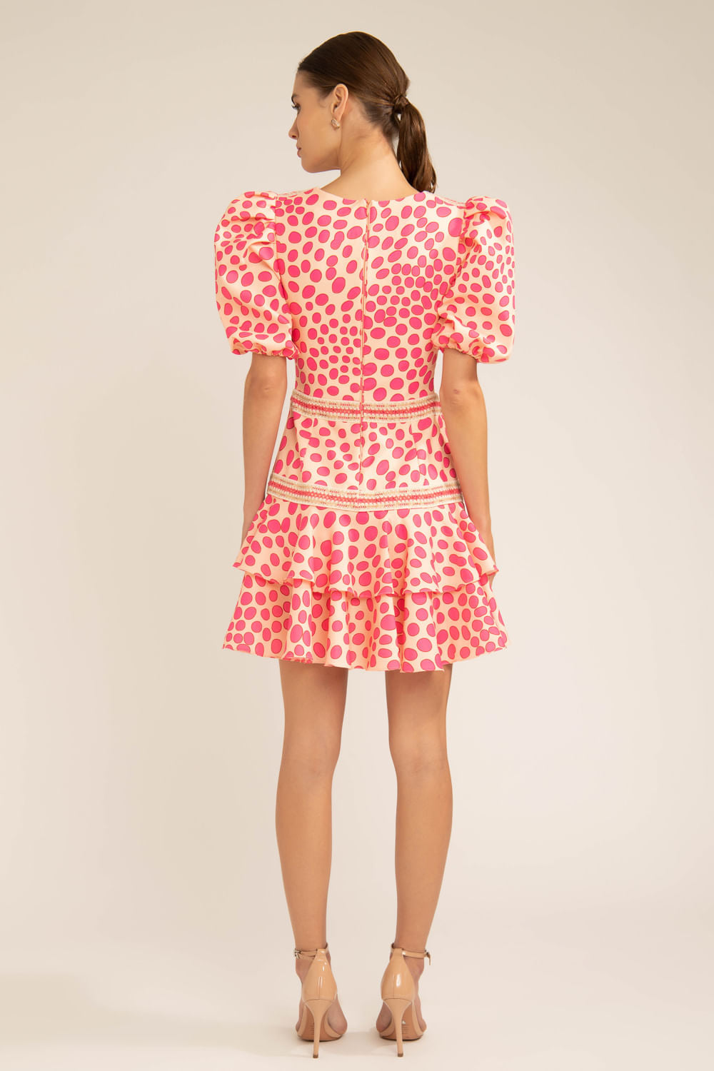 Vestido curto ferragem poá bossa rosa
