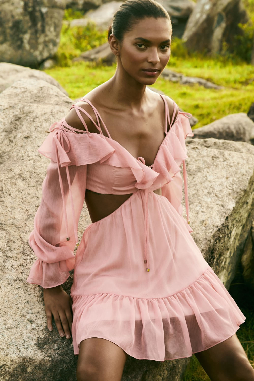 Vestido curto recortes silky plissê rosa