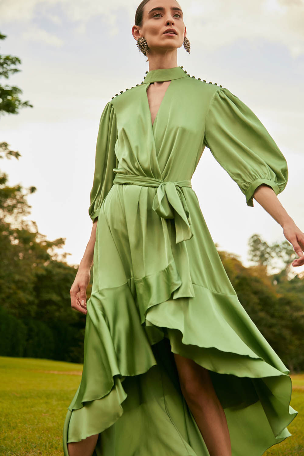 Vestido mídi assimétrico cetim statement verde