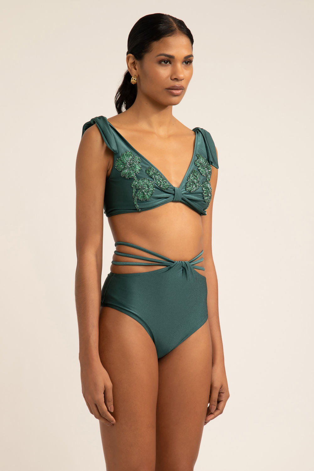 TOP DE BEACH ROSA SELVAGEM COM BORDADO E AMARRAÇÃO NO OMBRO INV22 VERDE