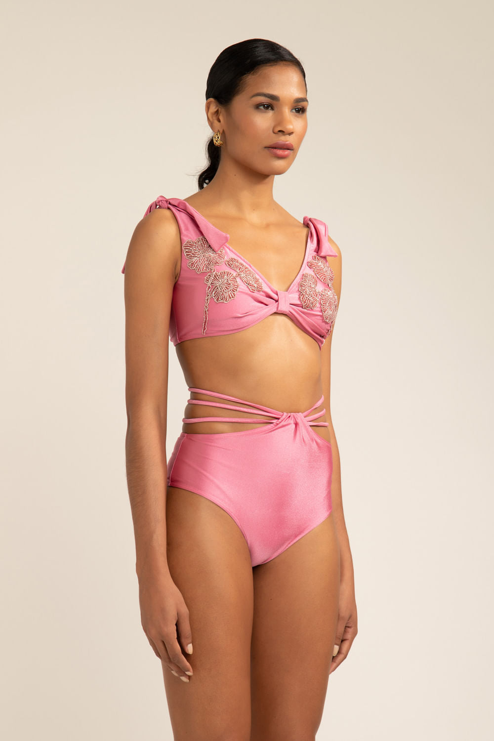 TOP DE BEACH ROSA SELVAGEM COM BORDADO E AMARRAÇÃO NO OMBRO INV22 ROSA