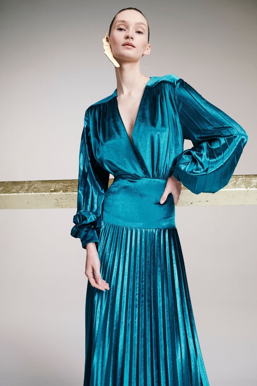 VESTIDO LONGO MANGAS VELUDO PLISSADO VERDE