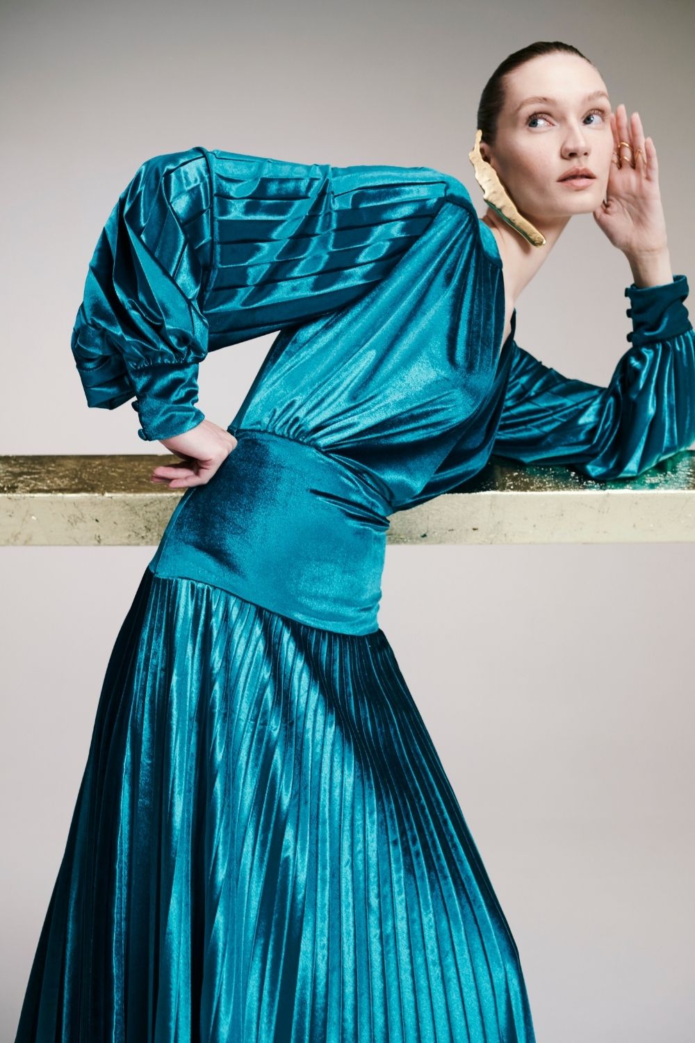 VESTIDO LONGO MANGAS VELUDO PLISSADO VERDE