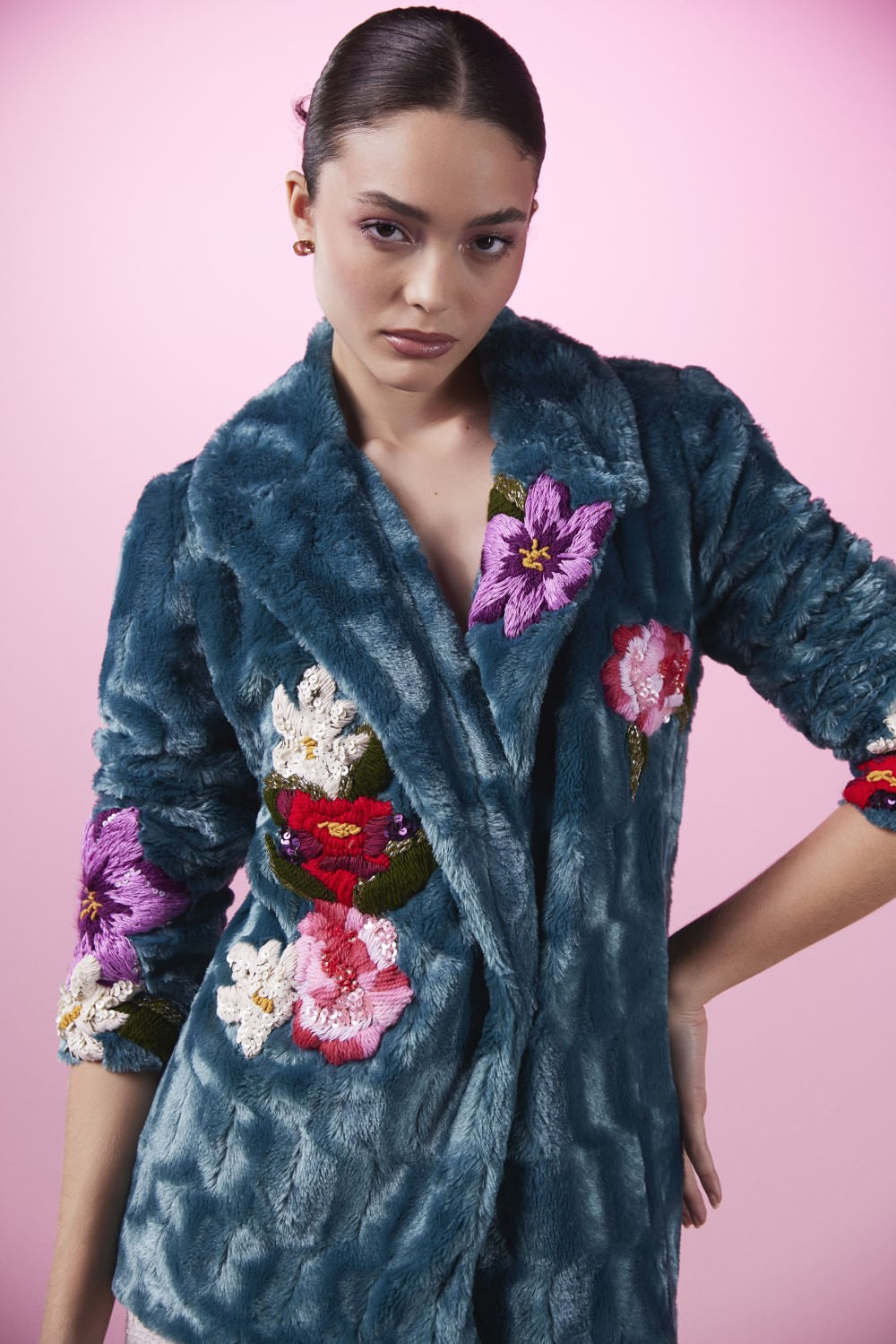 Casaco bordado faux fur georgy azul