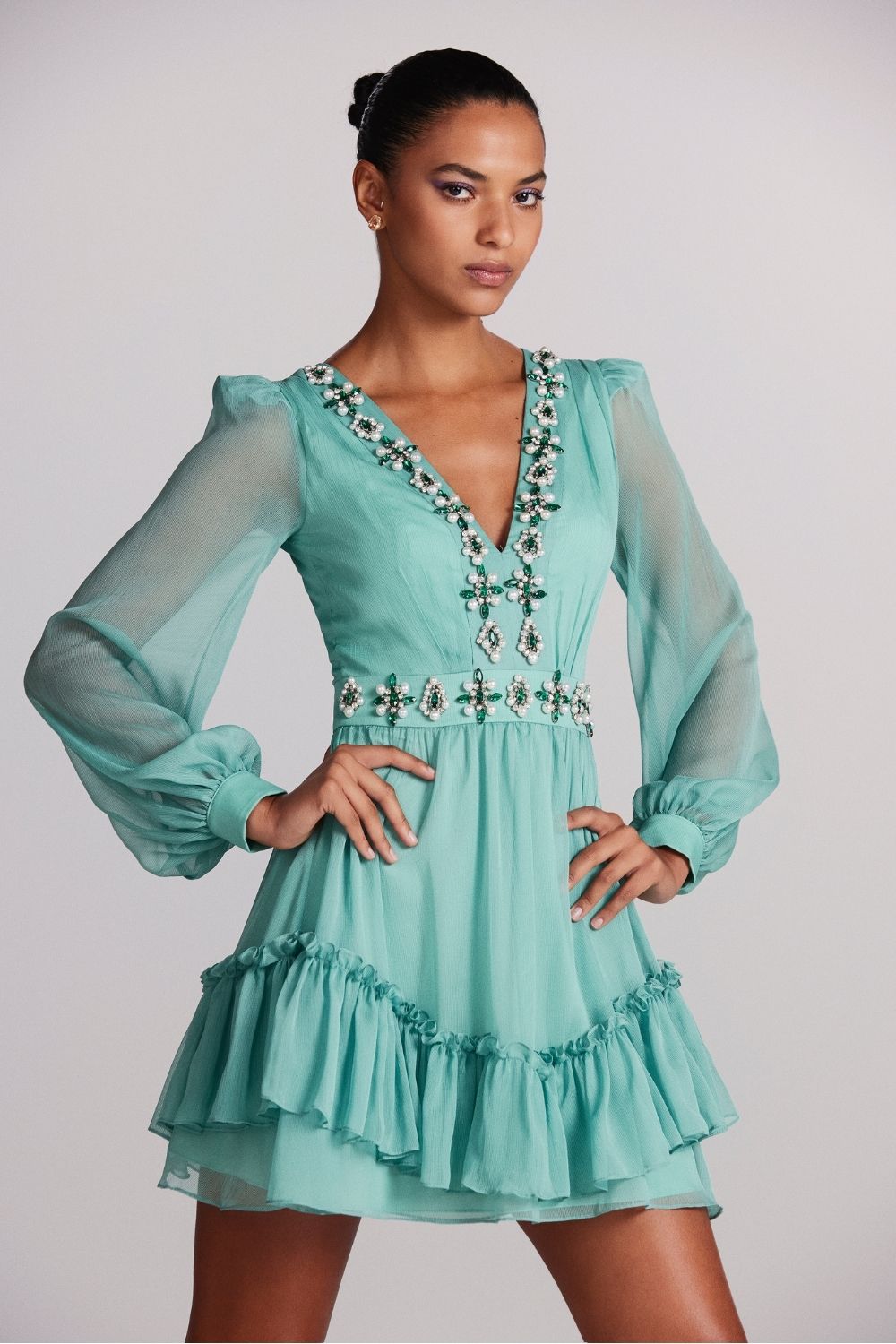 Vestido curto bordado manga longa silky stardust verde