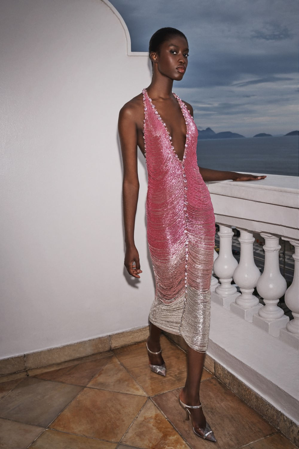 VESTIDO MÍDI BORDADO FRANJAS ROSA