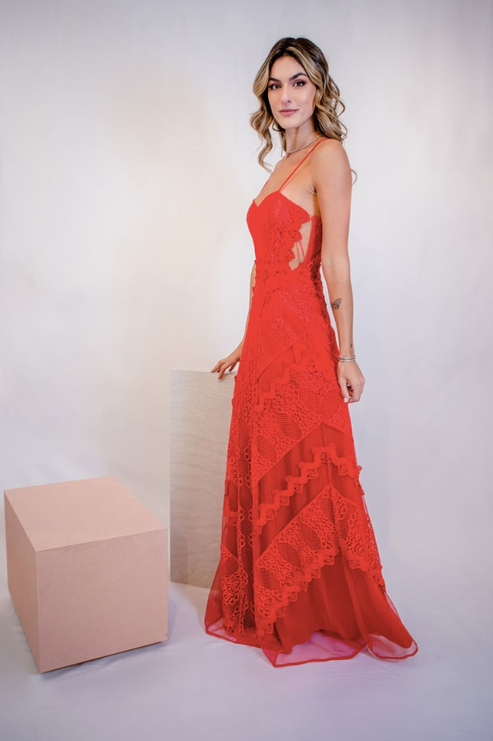 VESTIDO LONGO TULE RENDA VAZADA VERMELHO