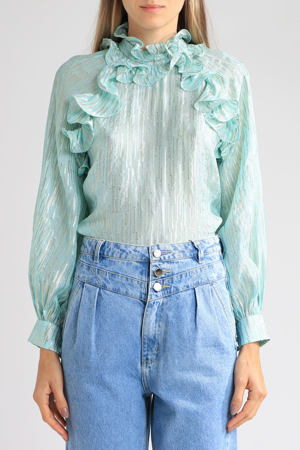 Blusa gola alta babados azul claro