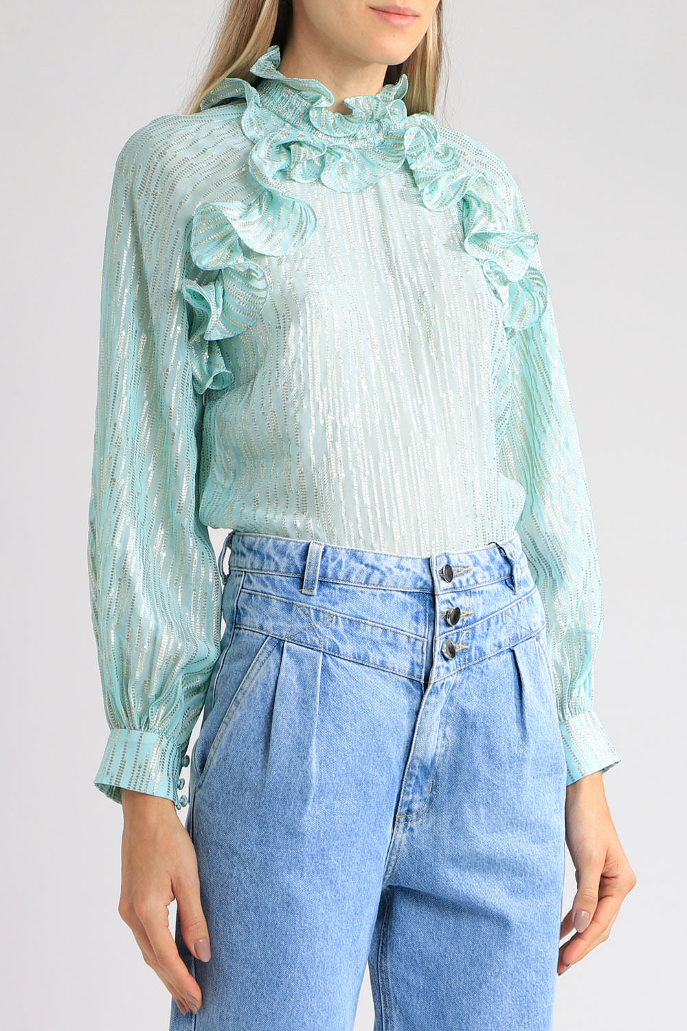 Blusa gola alta babados azul claro