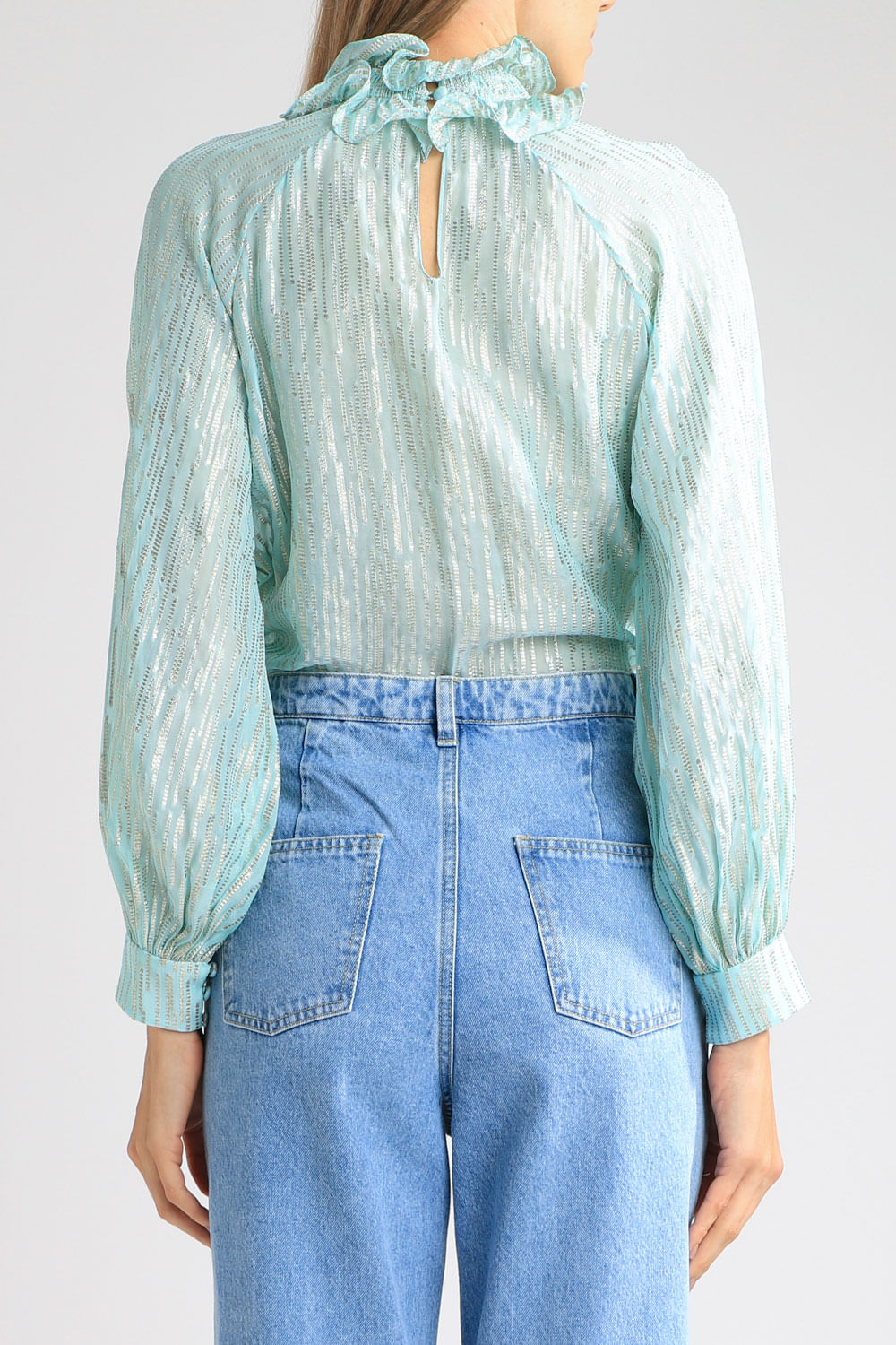 Blusa gola alta babados azul claro