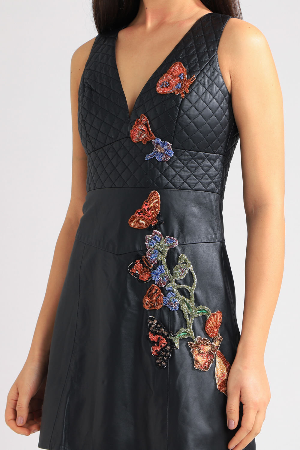 Vestido de couro bordado flores preto