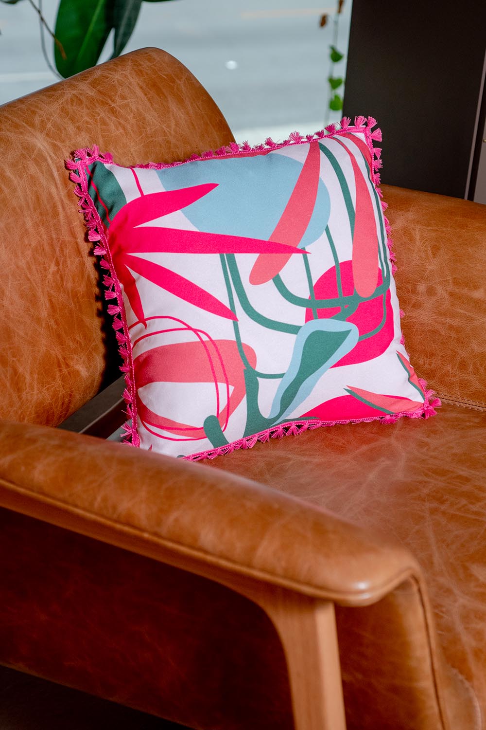 ALMOFADA MODERNISTA FRANJAS PINK